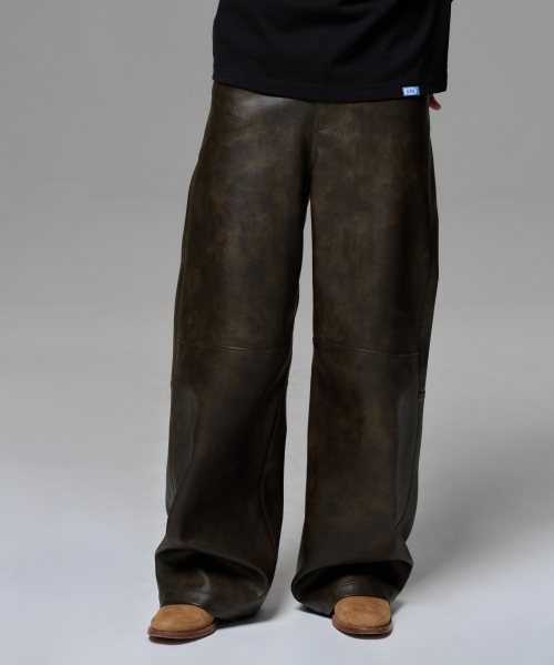 ERA(エラ)の「MEN FAUX LEATHER TWO-TONE PANEL PANTS - TOBACCO BROWN(その他パンツ・メンズ・ブラウン・MEDIUM/LARGE)」の1枚目の写真