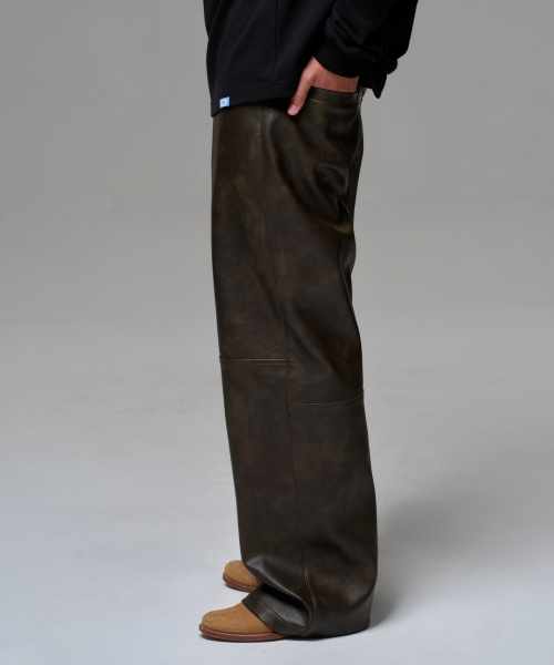 ERA(エラ)の「MEN FAUX LEATHER TWO-TONE PANEL PANTS - TOBACCO BROWN(その他パンツ・メンズ・ブラウン・MEDIUM/LARGE)」の2枚目の写真
