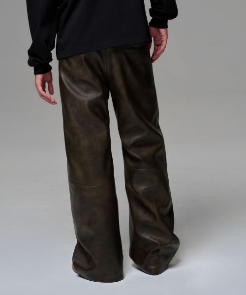ERA(エラ)の「MEN FAUX LEATHER TWO-TONE PANEL PANTS - TOBACCO BROWN(その他パンツ・メンズ・ブラウン・MEDIUM/LARGE)」の3枚目の写真