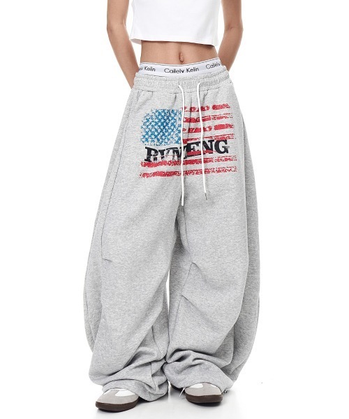 mushwear(マッシュウェア)の「USAフラッグ ロゴ バギースウェットパンツ(スウェットパンツ・メンズ・グレー/ブラック・SMALL/MEDIUM/LARGE/X-LARGE)」の1枚目の写真