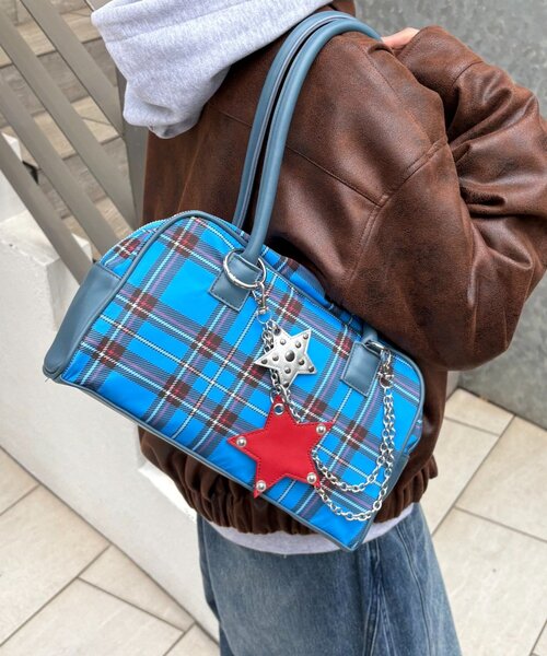 CIAOPANIC TYPY(チャオパニックティピー)の「【UNISEX】星チャーム付きアソート柄ボストンBAG(トートバッグ・レディース・ブラック/ブルー/レッド・ONE SIZE)」の4枚目の写真
