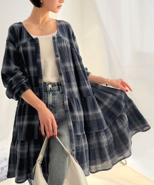 Classical Evon（クラシカルエヴォン）の「【Classical Evon】華やかさと体型カバーを両立する、着回し抜群な1枚。前後2wayパナマ風ティアードチュニック（長袖）（シャツ/ブラウス・レディース・ベージュ/アイボリー/ブラック/ネイビー/ブルー・MEDIUM/LARGE/X-LARGE/SMALL）」の4枚目の写真