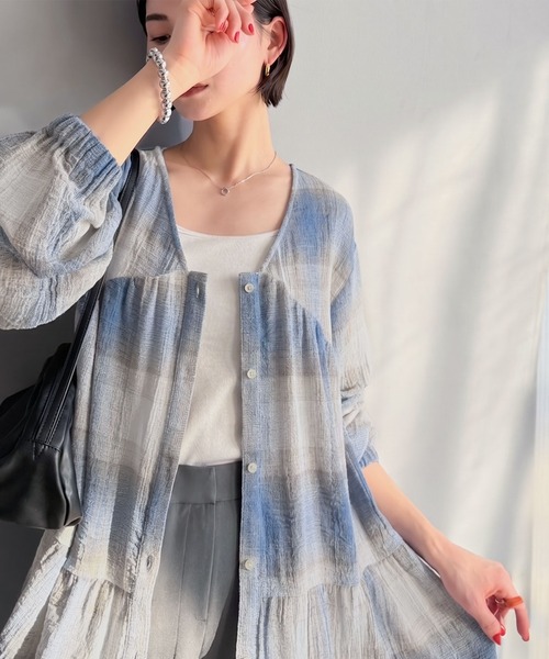 Classical Evon（クラシカルエヴォン）の「【Classical Evon】華やかさと体型カバーを両立する、着回し抜群な1枚。前後2wayパナマ風ティアードチュニック（長袖）（シャツ/ブラウス・レディース・ベージュ/アイボリー/ブラック/ネイビー/ブルー・MEDIUM/LARGE/X-LARGE/SMALL）」の5枚目の写真