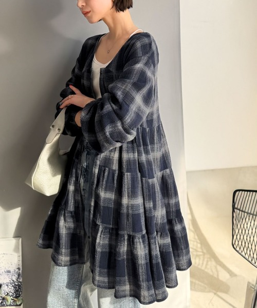 Classical Evon（クラシカルエヴォン）の「【Classical Evon】華やかさと体型カバーを両立する、着回し抜群な1枚。前後2wayパナマ風ティアードチュニック（長袖）（シャツ/ブラウス・レディース・ベージュ/アイボリー/ブラック/ネイビー/ブルー・MEDIUM/LARGE/X-LARGE/SMALL）」の22枚目の写真