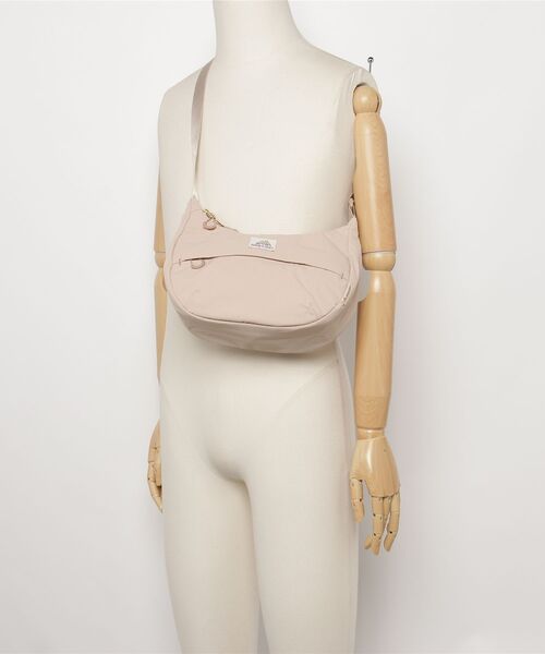 GREGORY(グレゴリー)の「スージーハーフムーンショルダーS SUSZY HALFMOON SHOULDER S クリームブリュレ(ショルダーバッグ・レディース・ベージュ系・ONE SIZE)」の2枚目の写真