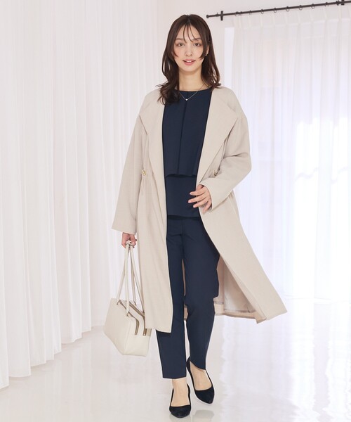 abahouse mavie（アバハウスマヴィ）の「【春アウター】ノーカラーコート/通勤/きれいめ/ロング/セミオケ/春服（ノーカラーコート・レディース・グレイッシュベージュ/ネイビー・フリー）」の4枚目の写真