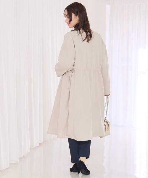 abahouse mavie（アバハウスマヴィ）の「【春アウター】ノーカラーコート/通勤/きれいめ/ロング/セミオケ/春服（ノーカラーコート・レディース・グレイッシュベージュ/ネイビー・フリー）」の7枚目の写真