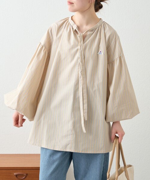 GEVACO（ゲバコ）の「【GEVACO】ストライプ柄ボウタイギャザーチュニックブラウス（シャツ/ブラウス・レディース・ピンク/ベージュ/ブルー・ONE SIZE）」の2枚目の写真