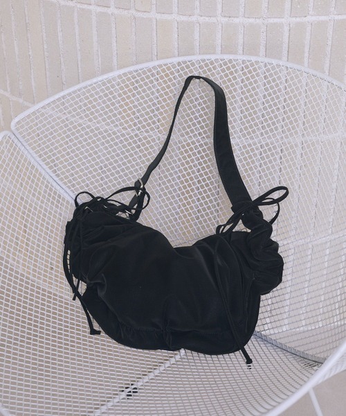 earth music&ecology(アースミュージックアンドエコロジー)の「ドロストリボンショルダーバッグ(ショルダーバッグ・レディース・ベージュ/ブラック・FREE)」の2枚目の写真