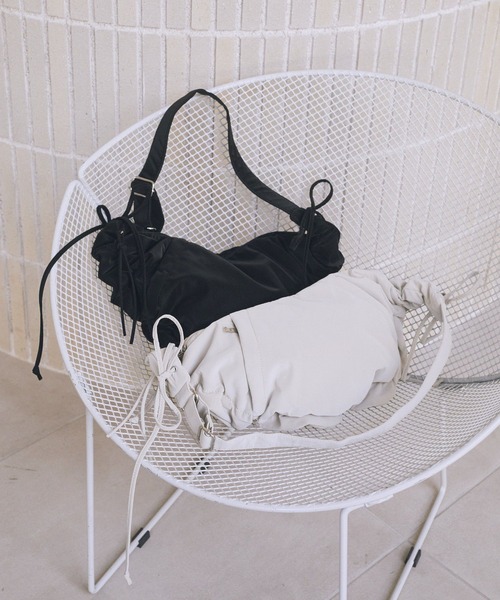 earth music&ecology(アースミュージックアンドエコロジー)の「ドロストリボンショルダーバッグ(ショルダーバッグ・レディース・ベージュ/ブラック・FREE)」の3枚目の写真