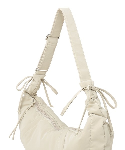 earth music&ecology(アースミュージックアンドエコロジー)の「ドロストリボンショルダーバッグ(ショルダーバッグ・レディース・ベージュ/ブラック・FREE)」の4枚目の写真