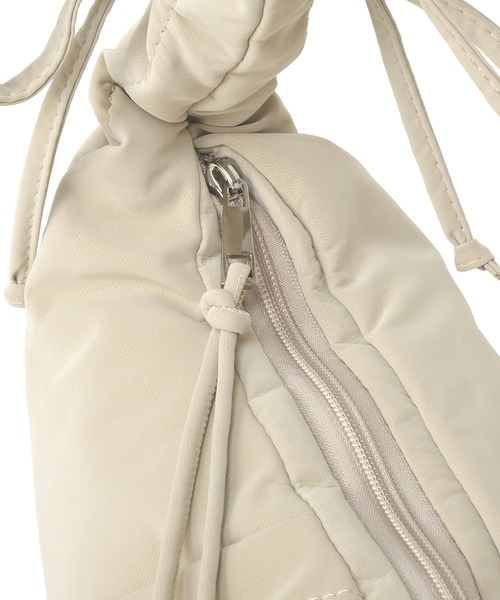 earth music&ecology(アースミュージックアンドエコロジー)の「ドロストリボンショルダーバッグ(ショルダーバッグ・レディース・ベージュ/ブラック・FREE)」の7枚目の写真