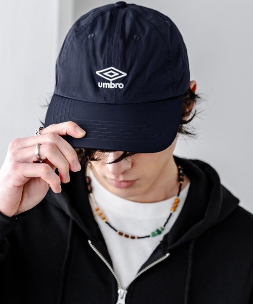UMBRO(アンブロ)の「UMBRO 別注コラボ ワンポインロゴ刺繍ナイロンバンジーキャップ(キャップ・メンズ・ネイビー/ブラック/チャコール・FREE)」の3枚目の写真