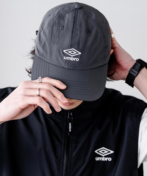UMBRO(アンブロ)の「UMBRO 別注コラボ ワンポインロゴ刺繍ナイロンバンジーキャップ(キャップ・メンズ・ネイビー/ブラック/チャコール・FREE)」の2枚目の写真