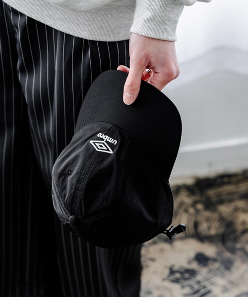 UMBRO(アンブロ)の「UMBRO 別注コラボ ワンポインロゴ刺繍ナイロンバンジーキャップ(キャップ・メンズ・ネイビー/ブラック/チャコール・FREE)」の8枚目の写真
