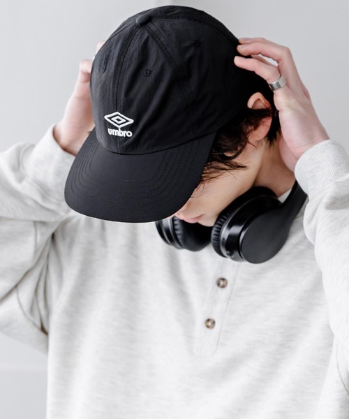 UMBRO(アンブロ)の「UMBRO 別注コラボ ワンポインロゴ刺繍ナイロンバンジーキャップ(キャップ・メンズ・ネイビー/ブラック/チャコール・FREE)」の9枚目の写真