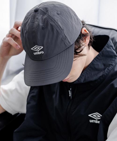 UMBRO(アンブロ)の「UMBRO 別注コラボ ワンポインロゴ刺繍ナイロンバンジーキャップ(キャップ・メンズ・ネイビー/ブラック/チャコール・FREE)」の13枚目の写真