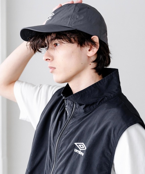 UMBRO(アンブロ)の「UMBRO 別注コラボ ワンポインロゴ刺繍ナイロンバンジーキャップ(キャップ・メンズ・ネイビー/ブラック/チャコール・FREE)」の14枚目の写真