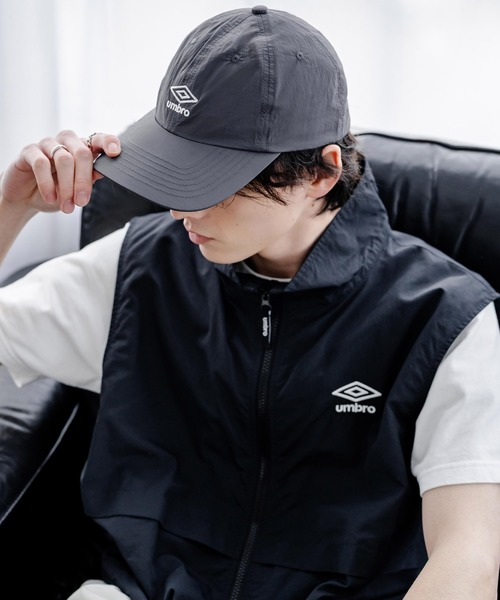 UMBRO(アンブロ)の「UMBRO 別注コラボ ワンポインロゴ刺繍ナイロンバンジーキャップ(キャップ・メンズ・ネイビー/ブラック/チャコール・FREE)」の17枚目の写真