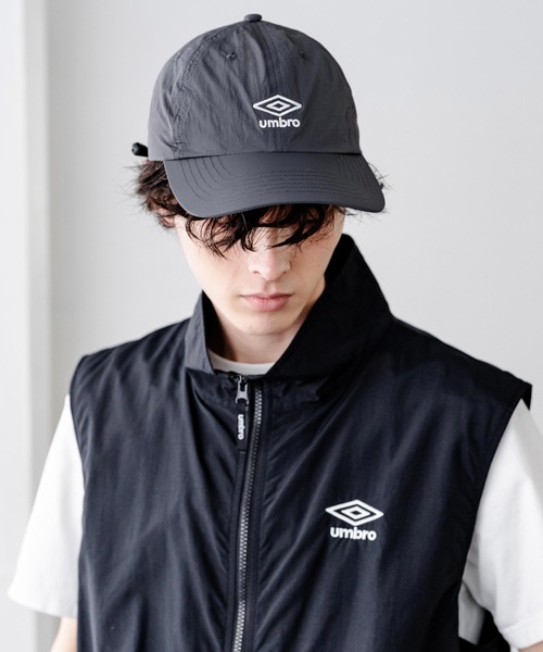 UMBRO(アンブロ)の「UMBRO 別注コラボ ワンポインロゴ刺繍ナイロンバンジーキャップ(キャップ・メンズ・ネイビー/ブラック/チャコール・FREE)」の20枚目の写真