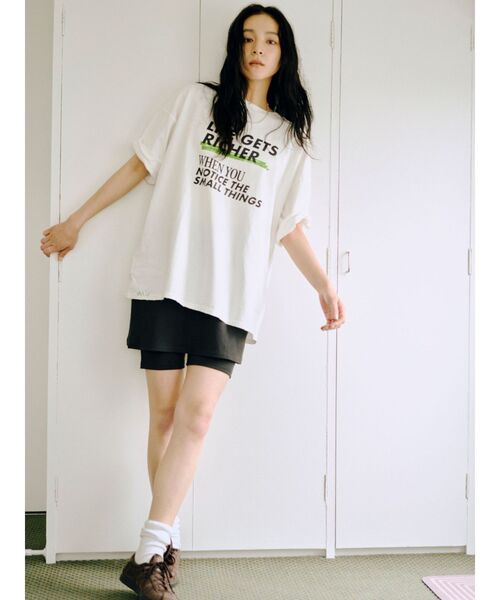 Ungrid(アングリッド)の「ダメージデザインロゴビッグTee(Tシャツ/カットソー・レディース・ボルドー/チャコールグレー/オフホワイト・FREE)」の5枚目の写真
