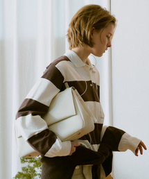 OSTKAKA（オストカーカ）の「モラフラップショルダーアイボリー（ショルダーバッグ）」