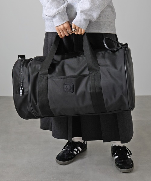 FRED PERRY（フレッドペリー）の「【FRED PERRY】BLACK CANVAS LARGE BARREL BAG L3343/バレルバッグ ボストンバッグ（ボストンバッグ・メンズ・ブラック・FREE）」の4枚目の写真