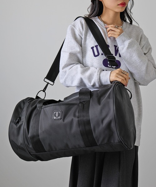FRED PERRY（フレッドペリー）の「【FRED PERRY】BLACK CANVAS LARGE BARREL BAG L3343/バレルバッグ ボストンバッグ（ボストンバッグ・メンズ・ブラック・FREE）」の2枚目の写真