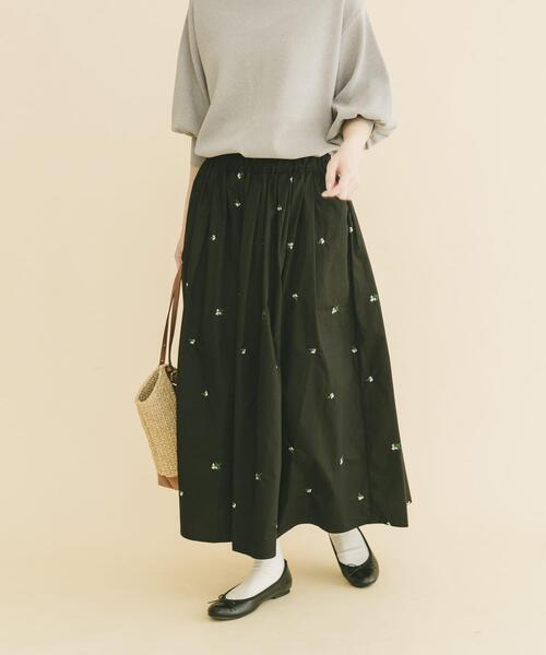 ITEMS URBANRESEARCH(アイテムズ アーバンリサーチ)の「エンブロイダリーギャザースカート(スカート・レディース・ブラック/カーキ・FREE)」の3枚目の写真
