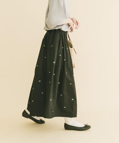 ITEMS URBANRESEARCH(アイテムズ アーバンリサーチ)の「エンブロイダリーギャザースカート(スカート・レディース・ブラック/カーキ・FREE)」の5枚目の写真