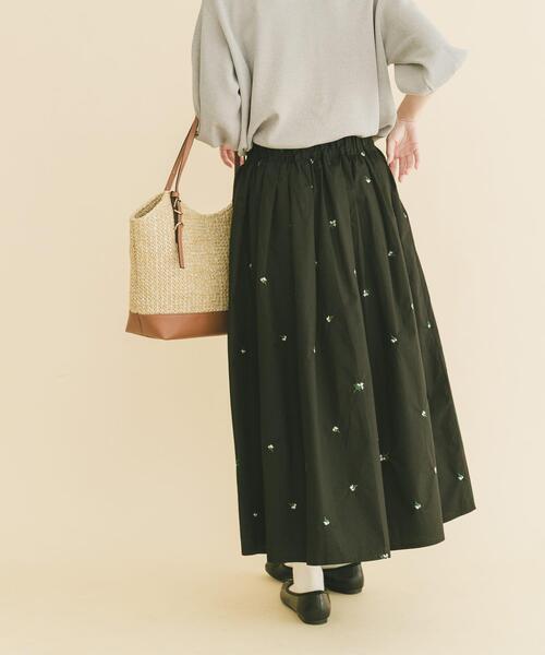 ITEMS URBANRESEARCH(アイテムズ アーバンリサーチ)の「エンブロイダリーギャザースカート(スカート・レディース・ブラック/カーキ・FREE)」の6枚目の写真