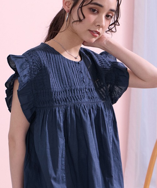 THE CRAFT CREW PRODUCTS(ザクラフトクループロダクツ)の「インドコットン ピンタック フリル フレンチスリーブ ヘンリーブラウス【THE CRAFT CREW PRODUCTS】(シャツ/ブラウス・レディース・イエロー系/ネイビー/ライトブルー/ブラック/ブラウン/レッド/オフホワイト・FREE)」の5枚目の写真
