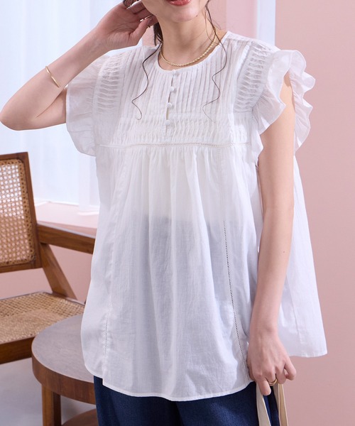 THE CRAFT CREW PRODUCTS(ザクラフトクループロダクツ)の「インドコットン ピンタック フリル フレンチスリーブ ヘンリーブラウス【THE CRAFT CREW PRODUCTS】(シャツ/ブラウス・レディース・イエロー系/ネイビー/ライトブルー/ブラック/ブラウン/レッド/オフホワイト・FREE)」の2枚目の写真