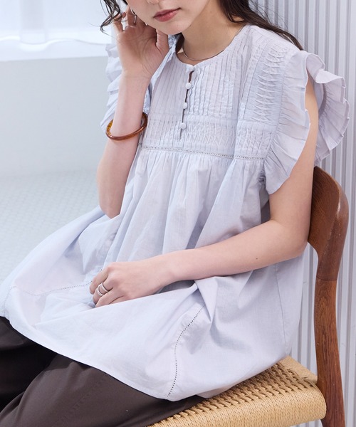 THE CRAFT CREW PRODUCTS(ザクラフトクループロダクツ)の「インドコットン ピンタック フリル フレンチスリーブ ヘンリーブラウス【THE CRAFT CREW PRODUCTS】(シャツ/ブラウス・レディース・イエロー系/ネイビー/ライトブルー/ブラック/ブラウン/レッド/オフホワイト・FREE)」の4枚目の写真
