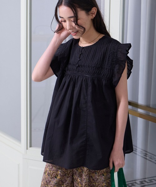 THE CRAFT CREW PRODUCTS(ザクラフトクループロダクツ)の「インドコットン ピンタック フリル フレンチスリーブ ヘンリーブラウス【THE CRAFT CREW PRODUCTS】(シャツ/ブラウス・レディース・イエロー系/ネイビー/ライトブルー/ブラック/ブラウン/レッド/オフホワイト・FREE)」の1枚目の写真