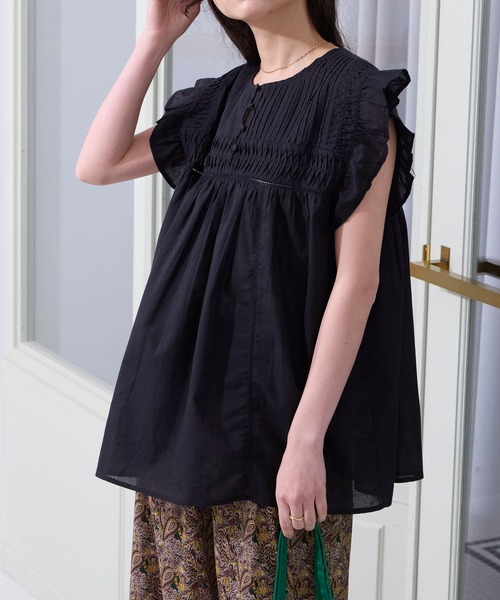THE CRAFT CREW PRODUCTS(ザクラフトクループロダクツ)の「インドコットン ピンタック フリル フレンチスリーブ ヘンリーブラウス【THE CRAFT CREW PRODUCTS】(シャツ/ブラウス・レディース・イエロー系/ネイビー/ライトブルー/ブラック/ブラウン/レッド/オフホワイト・FREE)」の8枚目の写真