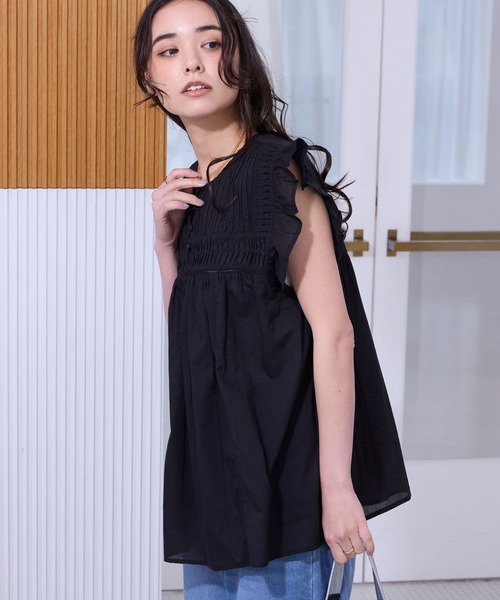 THE CRAFT CREW PRODUCTS(ザクラフトクループロダクツ)の「インドコットン ピンタック フリル フレンチスリーブ ヘンリーブラウス【THE CRAFT CREW PRODUCTS】(シャツ/ブラウス・レディース・イエロー系/ネイビー/ライトブルー/ブラック/ブラウン/レッド/オフホワイト・FREE)」の12枚目の写真