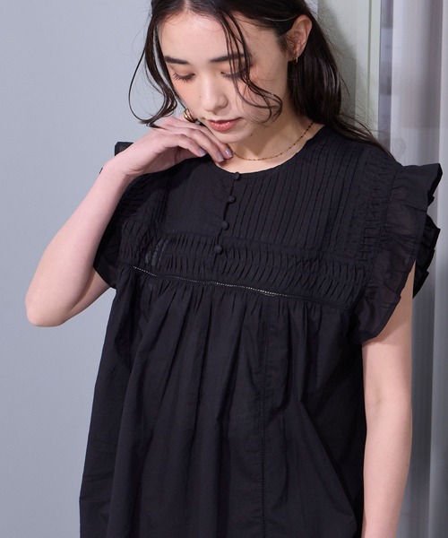 THE CRAFT CREW PRODUCTS(ザクラフトクループロダクツ)の「インドコットン ピンタック フリル フレンチスリーブ ヘンリーブラウス【THE CRAFT CREW PRODUCTS】(シャツ/ブラウス・レディース・イエロー系/ネイビー/ライトブルー/ブラック/ブラウン/レッド/オフホワイト・FREE)」の15枚目の写真