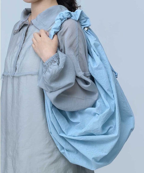 ACOC(アコック)の「MID TANGLE TWIST BAG(ショルダーバッグ・レディース・レッド/ブラック/ライトブルー・FREE)」の2枚目の写真