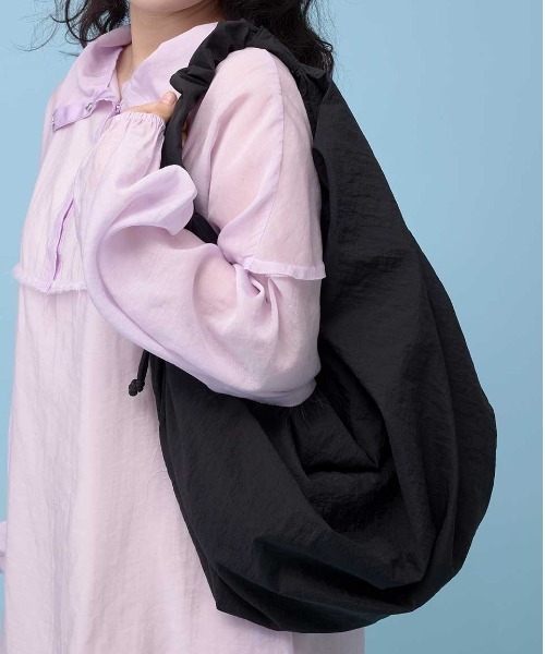 ACOC(アコック)の「MID TANGLE TWIST BAG(ショルダーバッグ・レディース・レッド/ブラック/ライトブルー・FREE)」の1枚目の写真