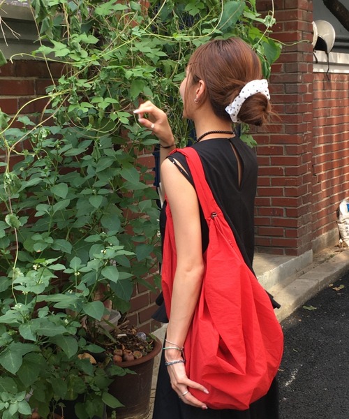 ACOC(アコック)の「MID TANGLE TWIST BAG(ショルダーバッグ・レディース・レッド/ブラック/ライトブルー・FREE)」の4枚目の写真