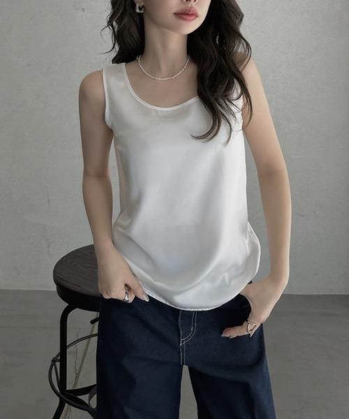 TREOVER（トレオーバー）の「1枚でサマになるサテンタンクトップ（タンクトップ・レディース・オフホワイト/ブラック/ブルーグレー/ベージュ/ブラウン/チャコールグレー/カーキ・LARGE/MEDIUM）」の2枚目の写真