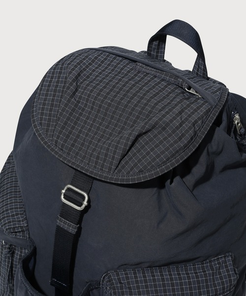 COVERNAT（カバーナット）の「[SOOBIN着用] FLAP DAILY BACKPACK（バックパック/リュック・メンズ・ネイビー/ブラック・FREE）」の18枚目の写真