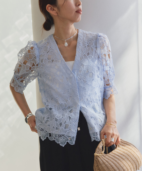 VERMEIL par iena（ヴェルメイユパーイエナ）の「Cutwork Lace ブラウス（シャツ/ブラウス・レディース・ブラック/サックスブルー・FREE）」の2枚目の写真