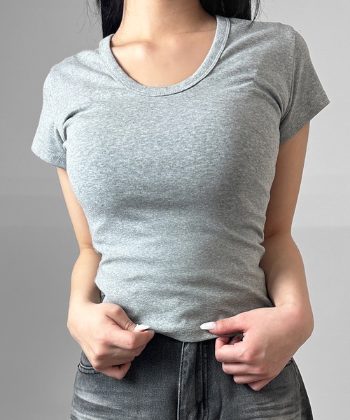 FOLLOWIN(フォロウィン)の「【4COLOR】Uネックコンパクトフィットトップス(Tシャツ/カットソー・レディース・ホワイト/ライトグレー/ブラック/グレー・FREE)」の4枚目の写真