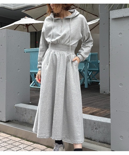 Desert Rose(デザートローズ)の「【DESERT ROSE/デザートローズ】スウェットジップアップフーディーワンピース(ワンピース・レディース・グレー/ブラック・FREE)」の1枚目の写真