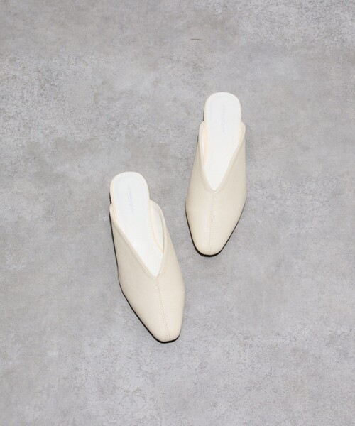 Au BANNISTER（オゥバニスター）の「【販売店舗限定】センターシームミュール（サンダル・レディース・ブラック/アイボリー/その他・S/M/L）」の2枚目の写真