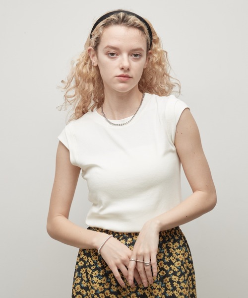 uchi.(ウチ)の「キャップスリーブカットソートップスTシャツ(Tシャツ/カットソー・レディース・ベージュ/ブラック/グレー/アイボリー・FREE)」の2枚目の写真