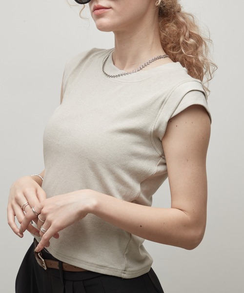 uchi.(ウチ)の「キャップスリーブカットソートップスTシャツ(Tシャツ/カットソー・レディース・ベージュ/ブラック/グレー/アイボリー・FREE)」の6枚目の写真