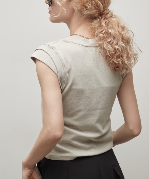 uchi.(ウチ)の「キャップスリーブカットソートップスTシャツ(Tシャツ/カットソー・レディース・ベージュ/ブラック/グレー/アイボリー・FREE)」の8枚目の写真